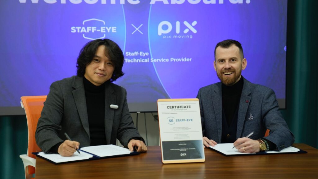 Vertreter von Staff-Eye und PIX Moving unterzeichnen Zertifizierung zum offiziellen Technical Service Partner