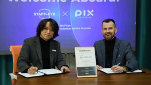 Vertreter von Staff-Eye und PIX Moving unterzeichnen Zertifizierung zum offiziellen Technical Service Partner