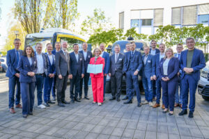 Unterzeichner der sächsischen Absichtserklärung für autonomes Fahren mit Staatsministerin Regina Kraushaar